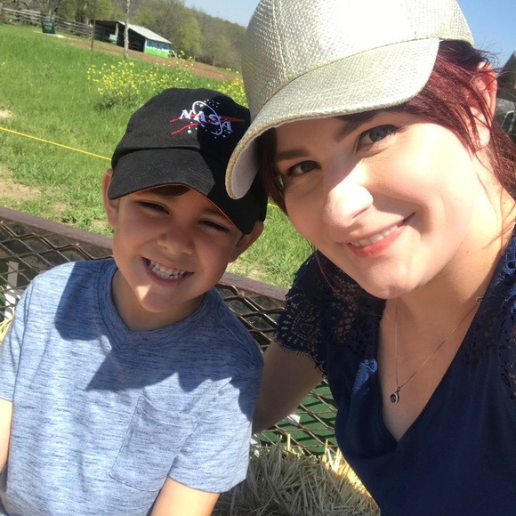 Meet your Posher, Tori - Picture 3 of 5